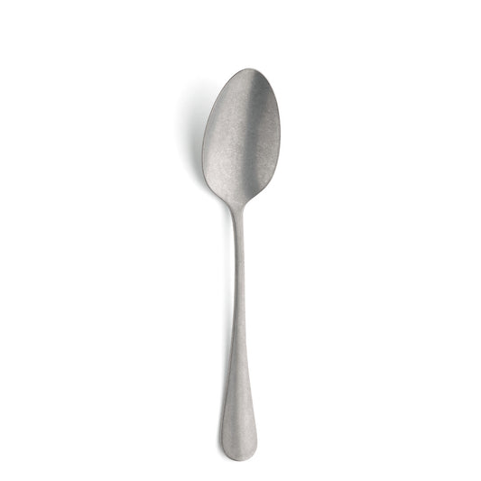 Metalllöffel auf weißem Hintergrund