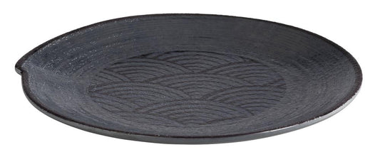 Schwarzer Teller mit Muster.