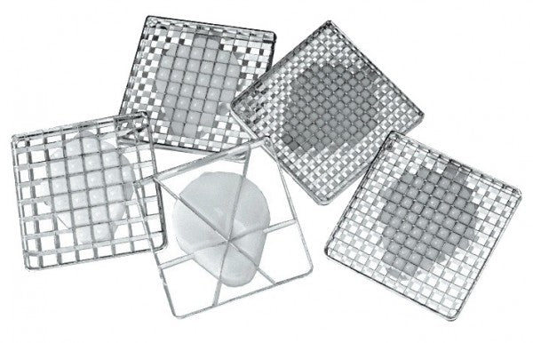 Eiswürfelformen aus Metall.