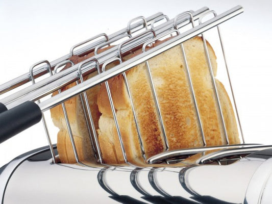 Toaster mit geröstetem Brot.