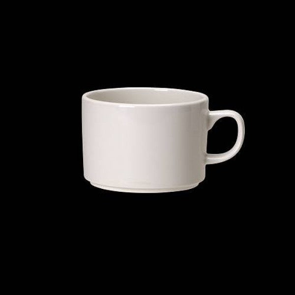 Weiße Tasse auf schwarzem Hintergrund.