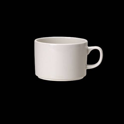 Weiße Tasse auf schwarzem Hintergrund.