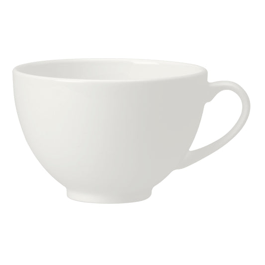 Weiße Tasse auf weißem Hintergrund.