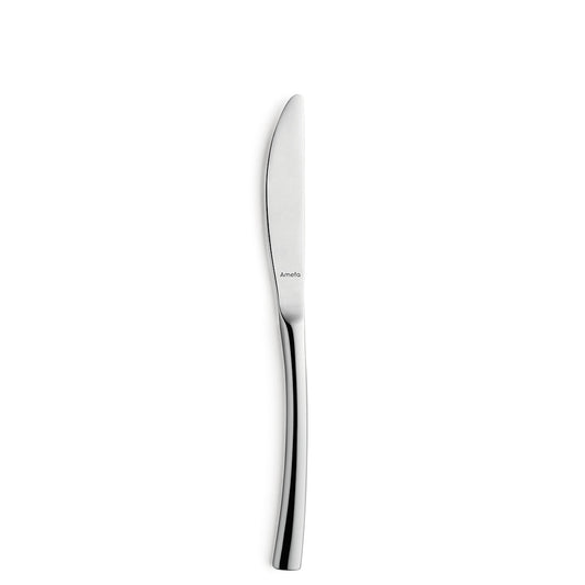 Silbernes Messer auf weißem Hintergrund.