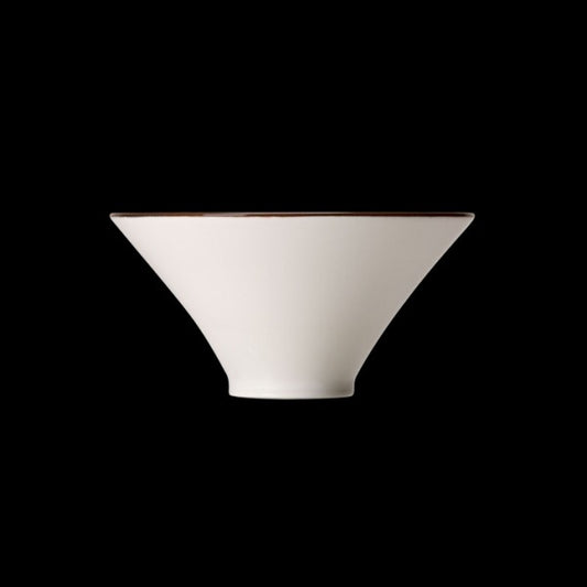 Weiße Schale auf schwarzem Hintergrund.