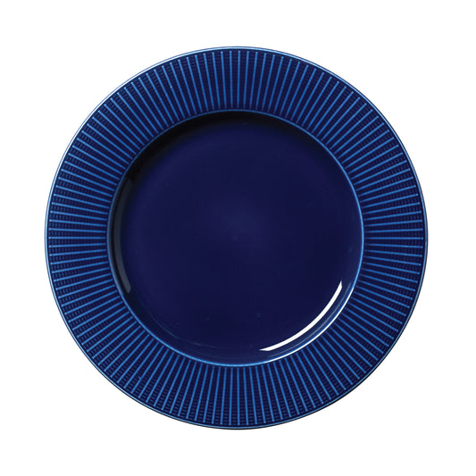 Blauer Teller mit Rillenmuster.