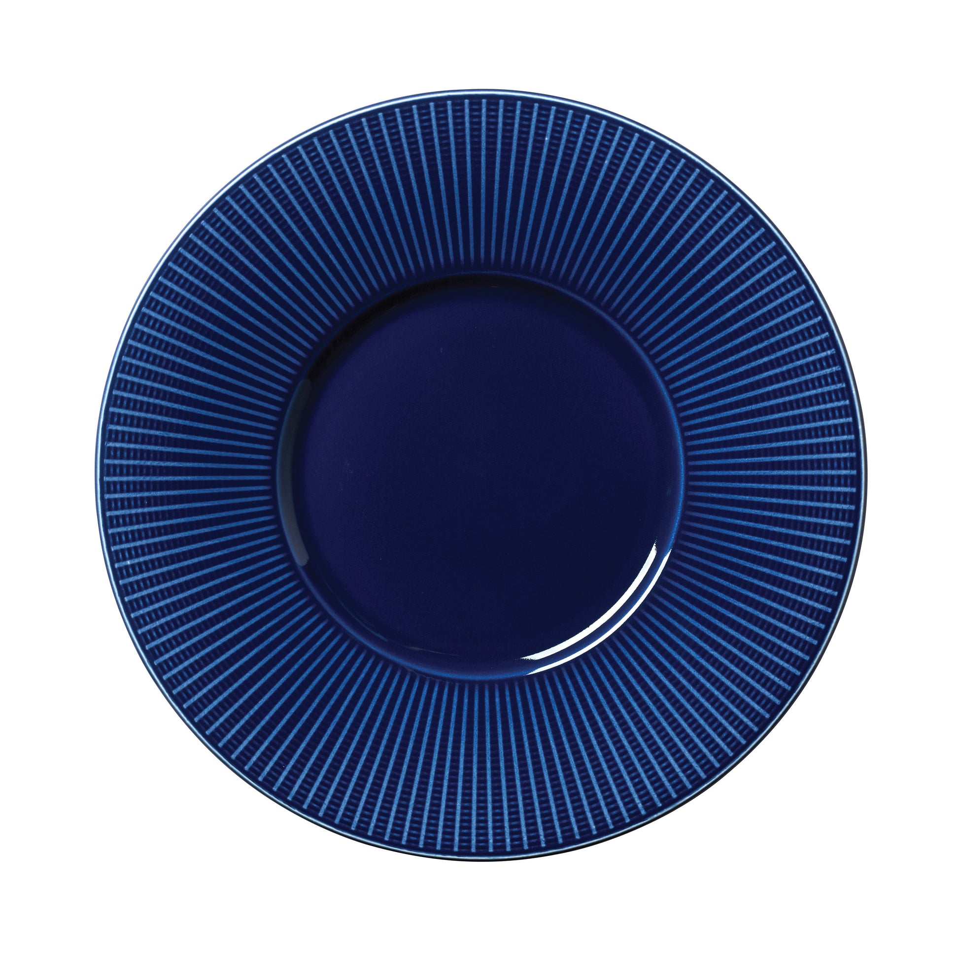 Blauer Teller mit Streifenmuster.