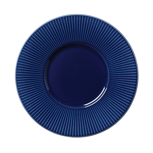 Blauer Teller mit Streifenmuster.