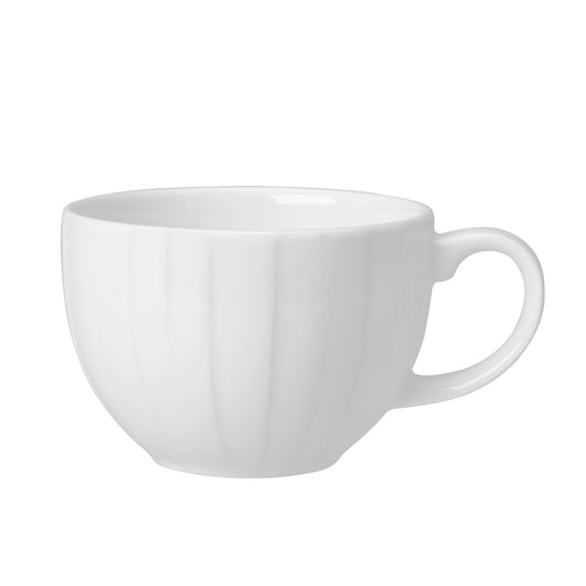 Weiße, geriffelte Kaffeetasse.