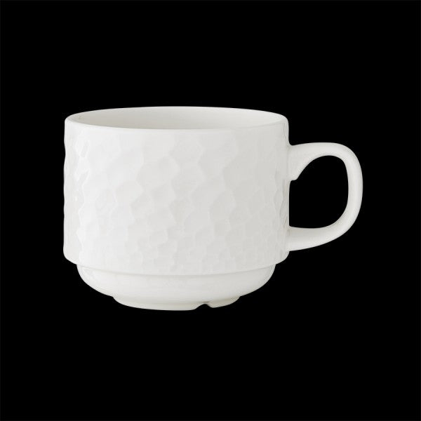 Weiße Tasse auf schwarzem Hintergrund.