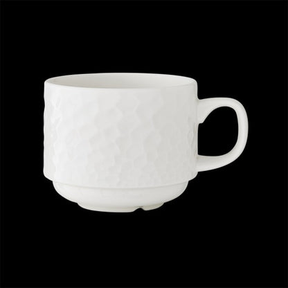 Weiße Tasse auf schwarzem Hintergrund.