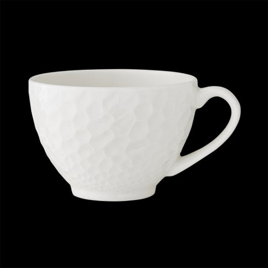 Weiße Tasse mit Strukturmuster.