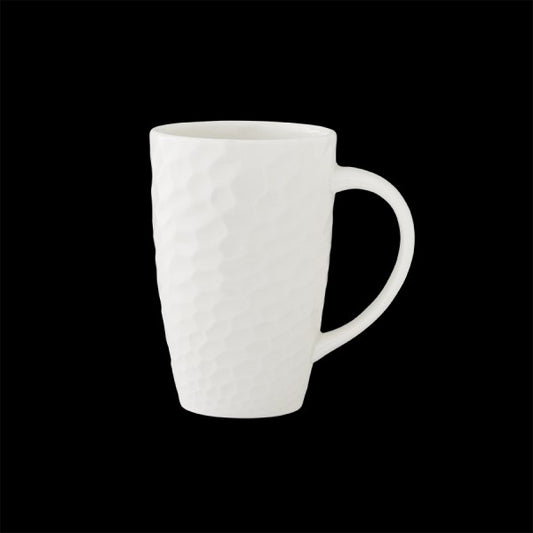 Weiße Tasse mit Strukturmuster.