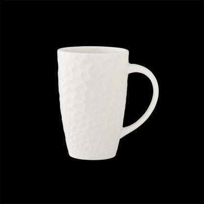 Weiße Tasse mit Struktur.