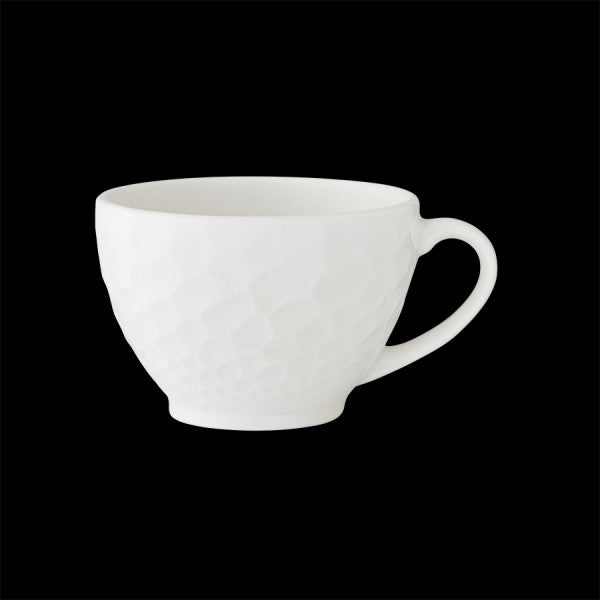 Weiße Tasse auf schwarzem Hintergrund.