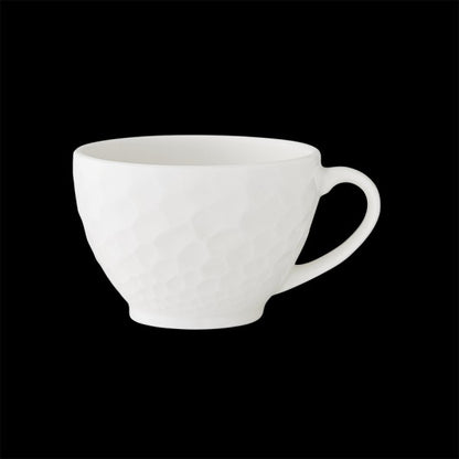 Weiße Tasse auf schwarzem Hintergrund.