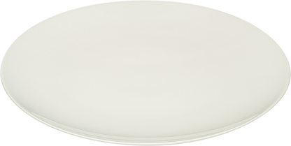 Weißer Teller auf hellem Hintergrund.