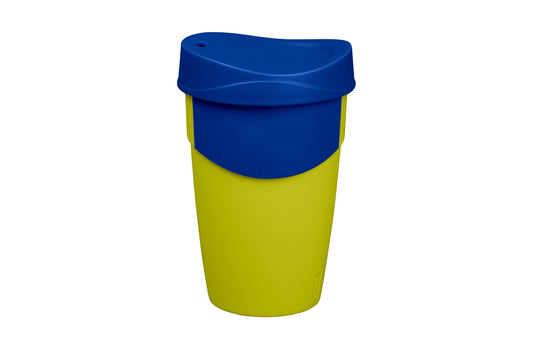 Gelber Becher mit blauem Deckel.