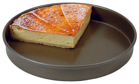 Käsekuchen auf Backform präsentiert.