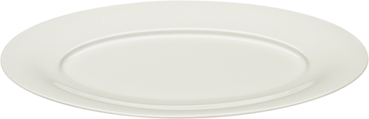 Weißer Porzellanteller auf weißem Hintergrund.