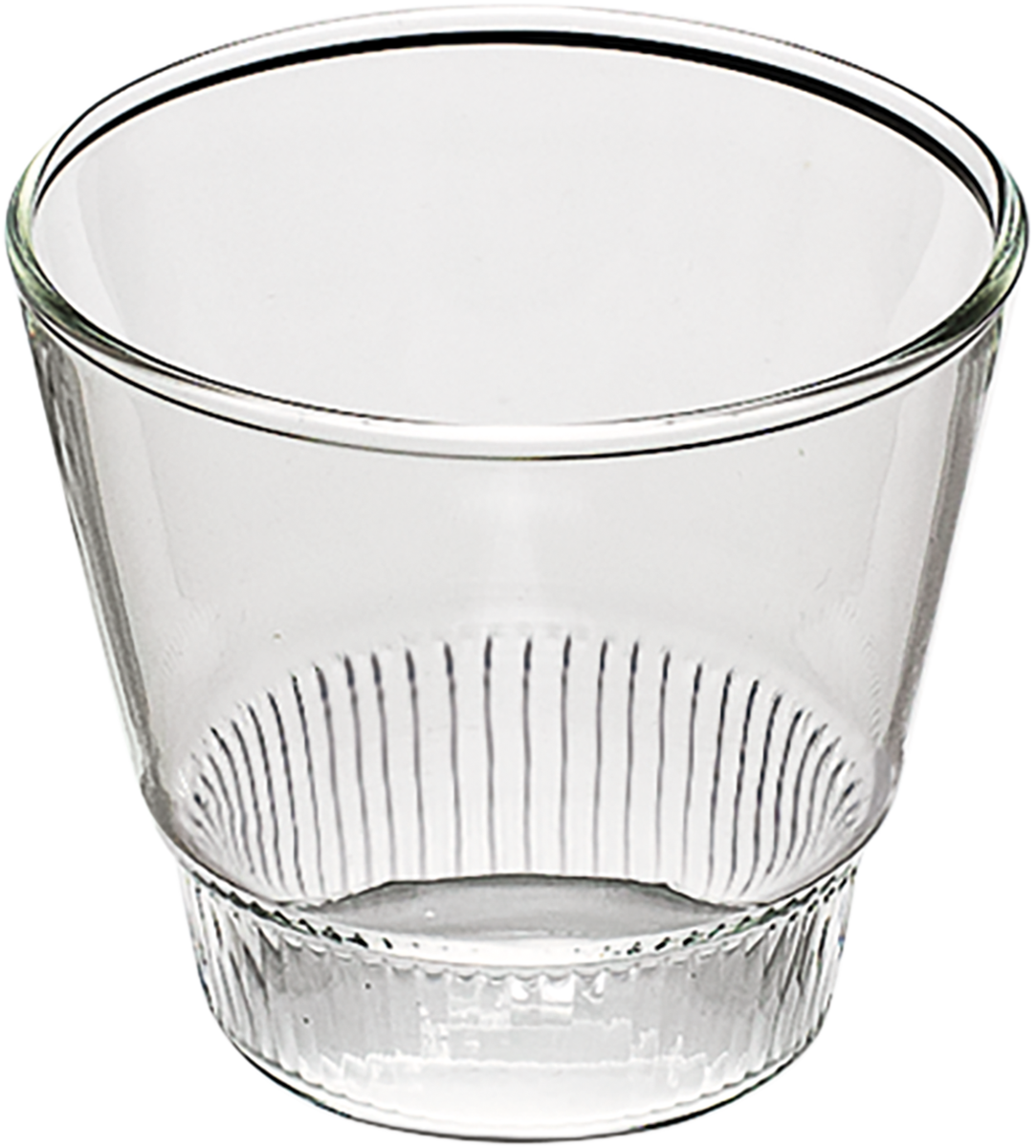 Transparentes Trinkglas mit Rillen.
