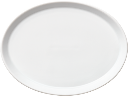 Weiße ovale flache Porzellanplatte.