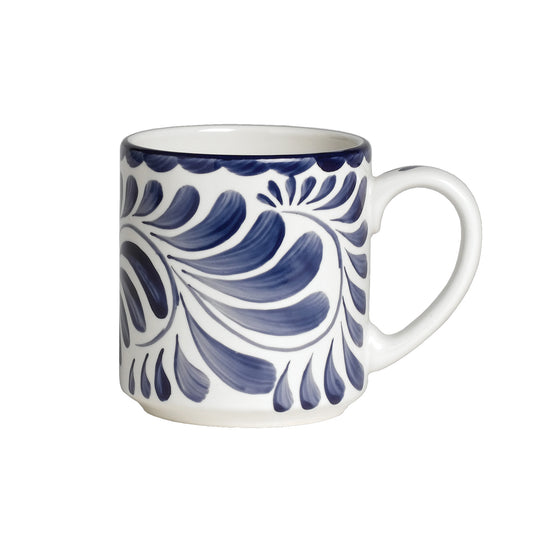 Weiße Tasse mit blauem Muster.