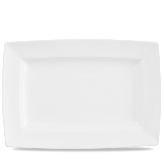 Weißer rechteckiger Teller, leer.
