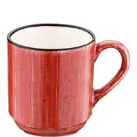 Roter Keramikbecher im Fokus
