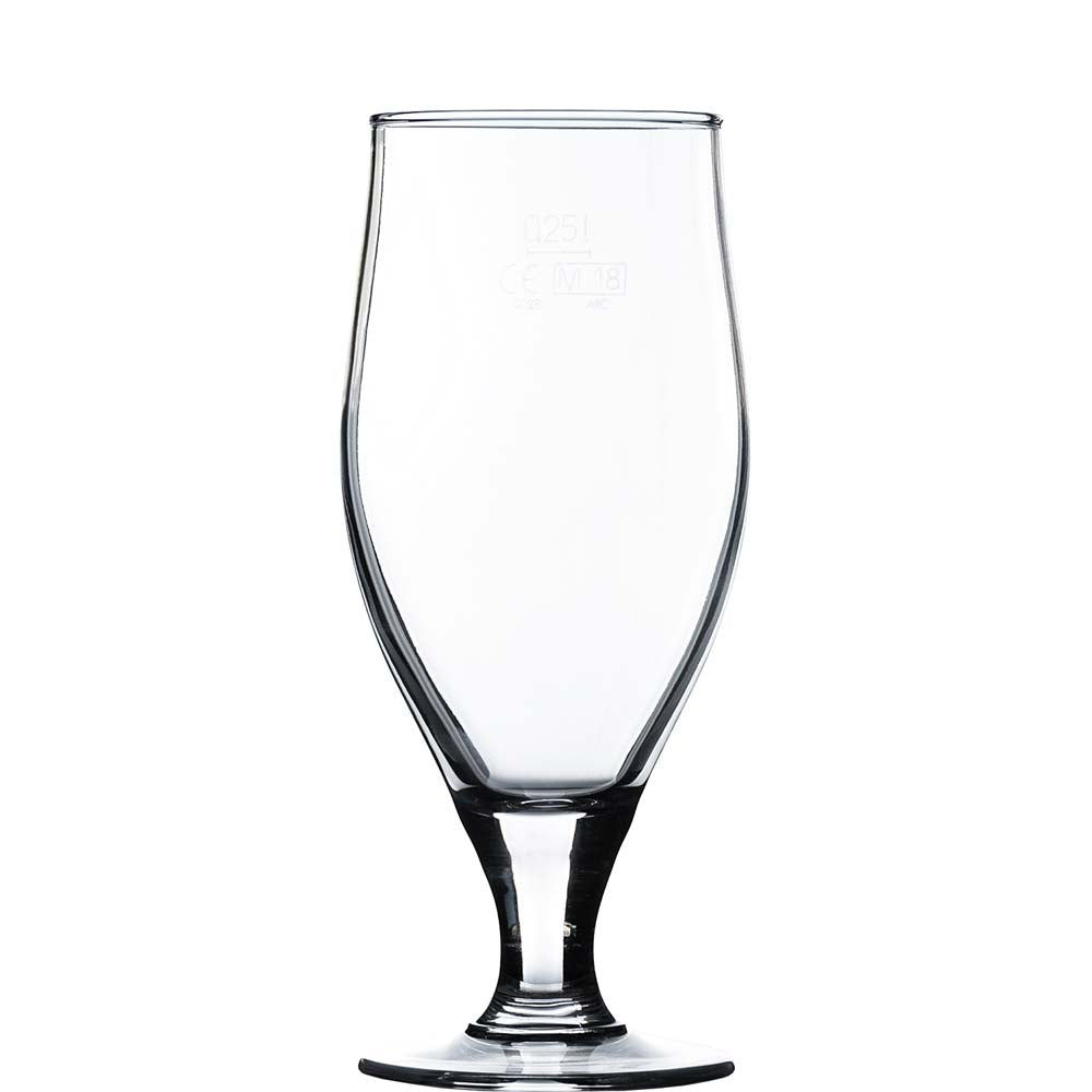 Champagnerglas vor weißem Hintergrund