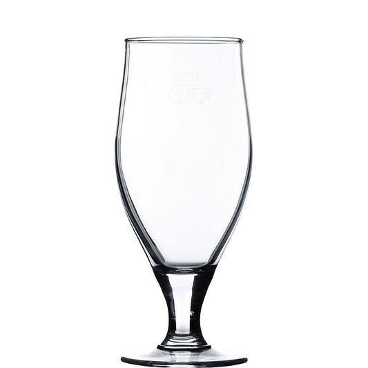 Champagnerglas vor weißem Hintergrund