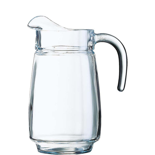 Glaskaraffe mit Wasser