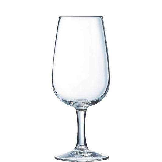 Weinglas auf weißem Hintergrund