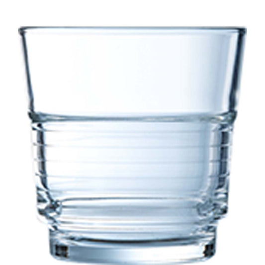 Wasserglas auf weißem Hintergrund