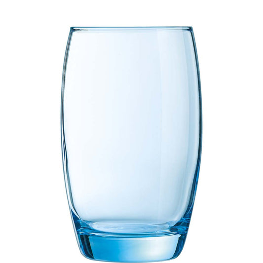 Blaues Wasserglas auf weißem Hintergrund