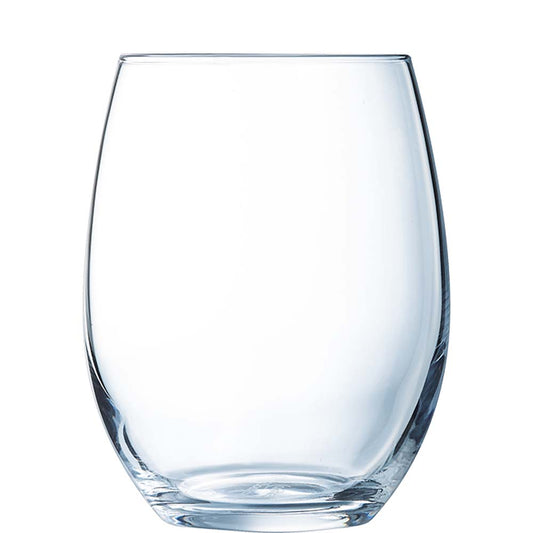 Leeres Wasserglas vor weißem Hintergrund