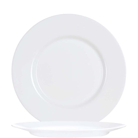 Weiße Speiseteller im Vordergrund