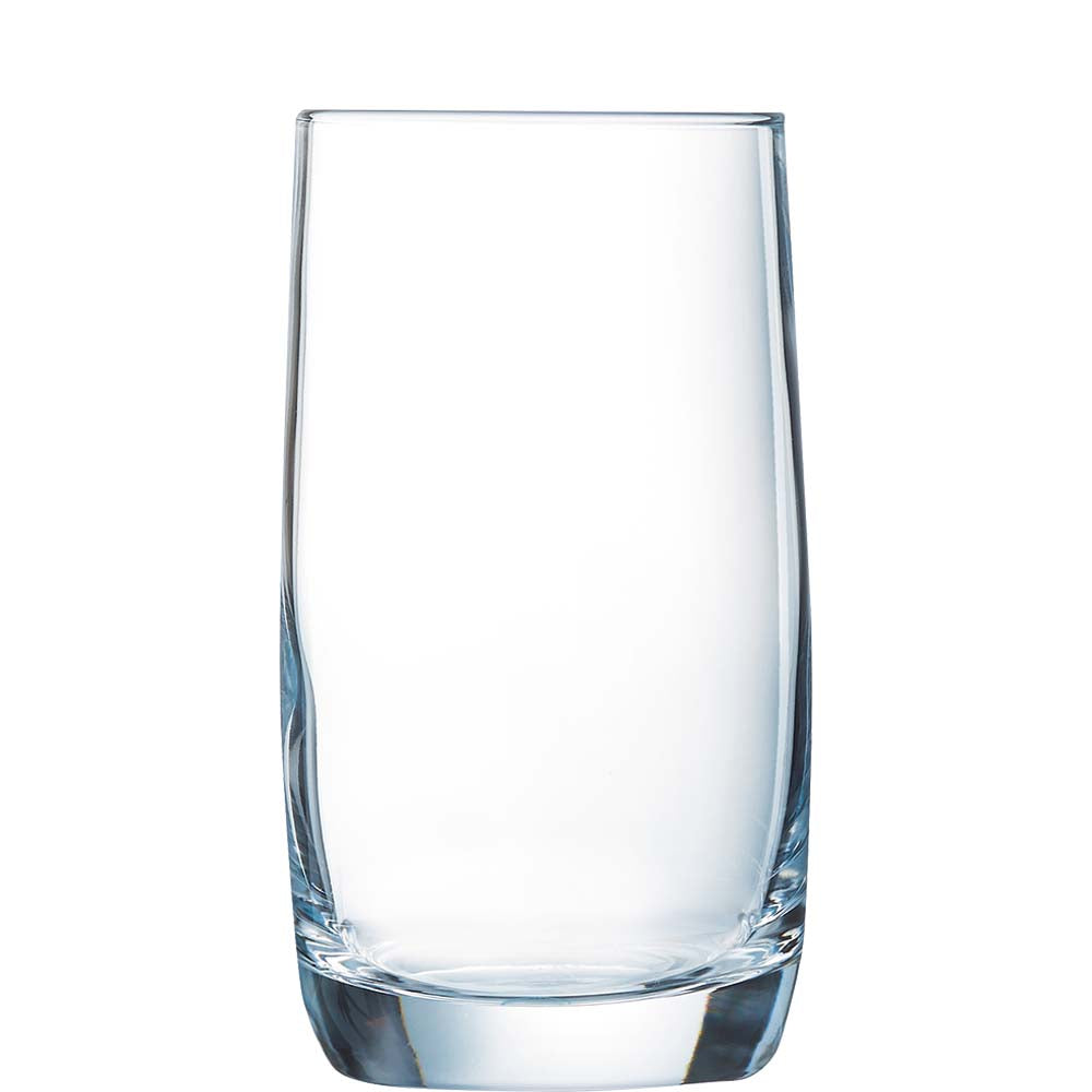 Elegantes Glas auf weißem Hintergrund