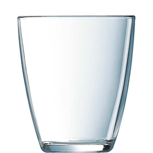 Transparentes Wasserglas auf weißem Hintergrund