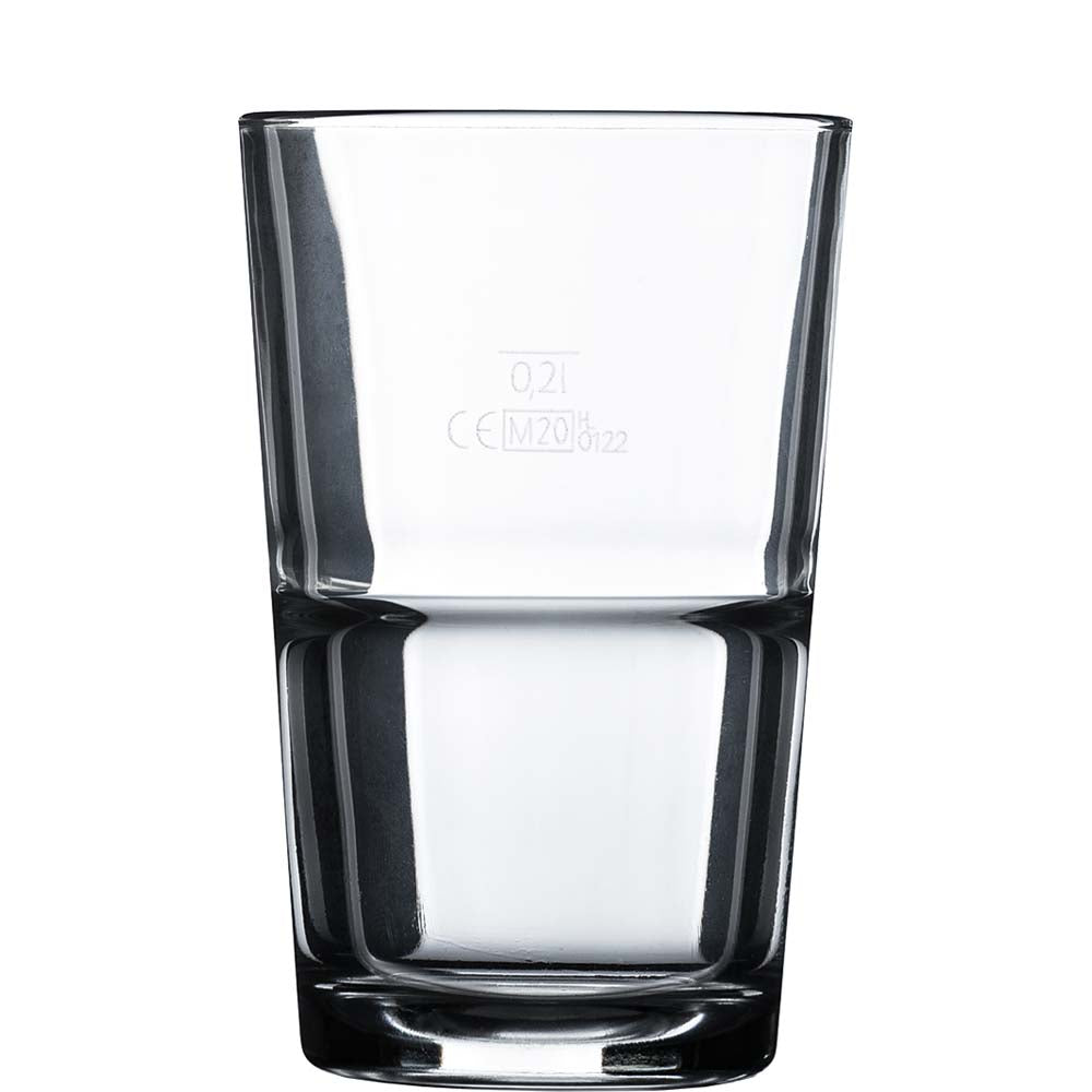 Trinkglas aus Glas auf Weiß