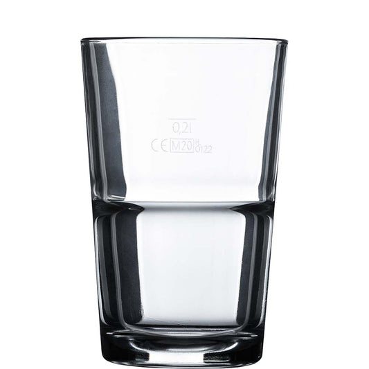 Trinkglas aus Glas auf Weiß