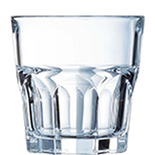 Wasserglas vor hellem Hintergrund
