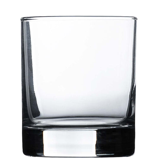 Glas Wasser vor weißem Hintergrund