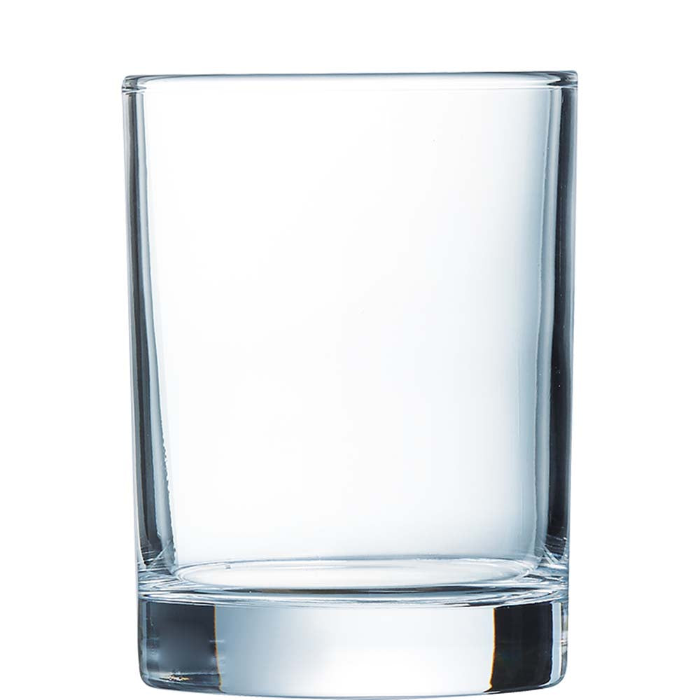 Transparentes Wasserglas in Nahaufnahme
