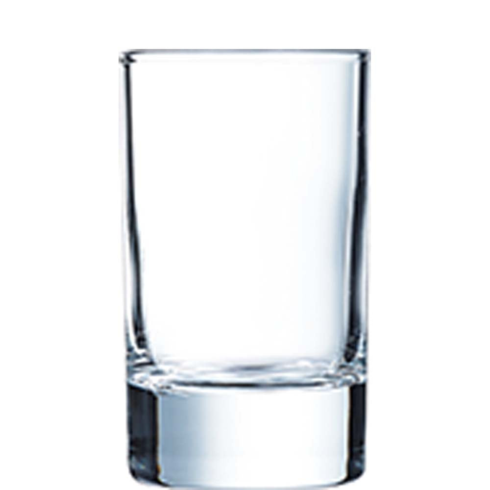 Glas Wasser vor weißem Hintergrund