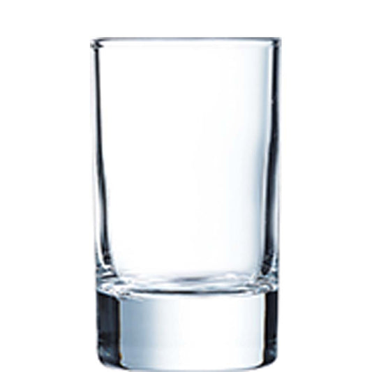 Glas Wasser vor weißem Hintergrund