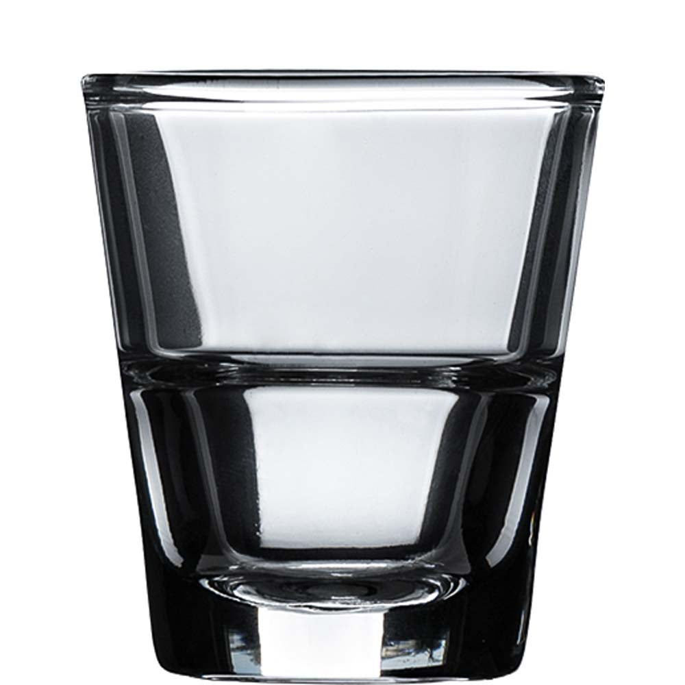 Klares Wasserglas vor weißem Hintergrund
