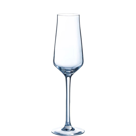 Champagnerglas isoliert auf weißem Hintergrund
