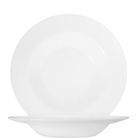 Weißer Teller auf Untertasse