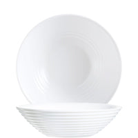 Weiße Teller gestapelt